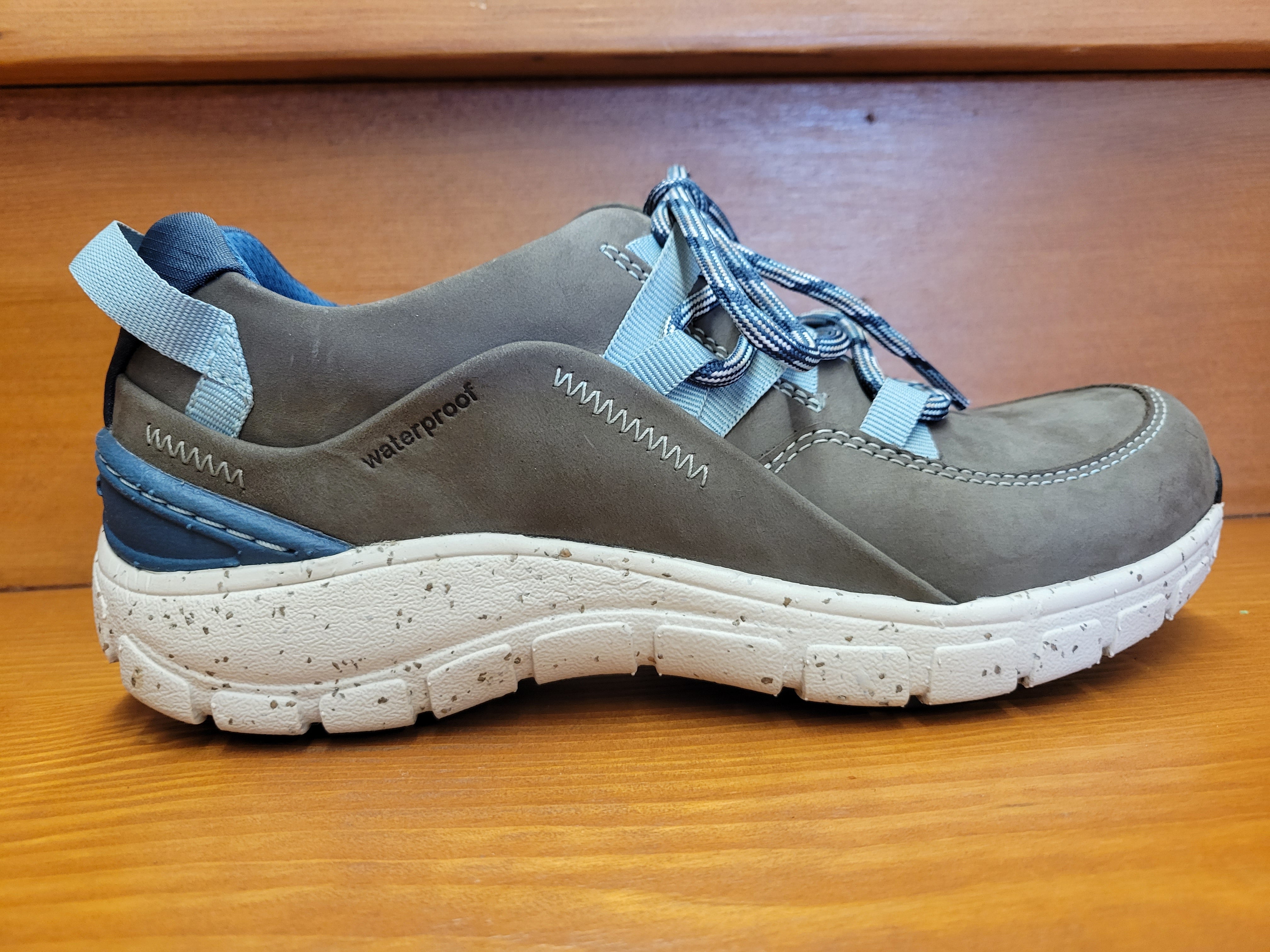 Clarks wave on sale go sneakers